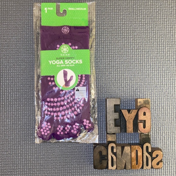 🆕🧘‍♀️GAIAM Women’s Super Grippy Yoga Socks in Purple - Picture 2 of 10